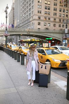 With pink H&M oversized blazer Colorful Spring Outfits, Summer Travel Style, Cold Clothes, Style White Jeans, Summer Cloth, Modern Americana