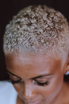 Natural Hair Short, Short Hair Inspiration, Natural Hair Twa, Blonde Natural Hair, Short Natural Curly Hair, Being Confident, Short Shaved Hairstyles