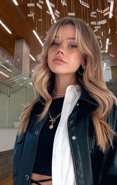 Oval Face Haircuts, Long Wolfcut Haircut, Bangs With Medium Hair, Wolfcut Haircut, Long Wolfcut, Blonde Hair Inspiration, Long Hair With Bangs, Long Blonde