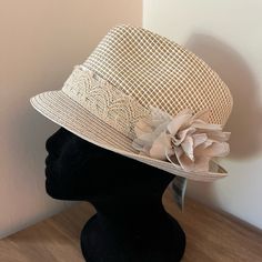 New With Tag One Size Fits All Fitted Cream Fedora For Spring, Fitted Beige Casual Straw Hat, Fitted Cream Fedora For The Beach, Fitted Cream Fedora For Beach, Fitted Casual Beige Straw Hat, Cream Fitted Fedora For The Beach, Casual Fitted Beige Straw Hat, Fitted Cream Fedora For Vacation, Casual Beige Hat For Garden Party