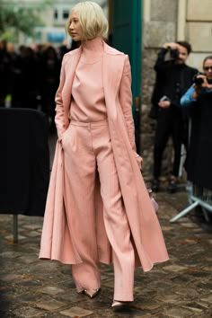 Outfits Quotes, Fall Fashion Coats, Monochromatic Fashion, Monochromatic Outfit, Paris Fashion Week Street Style, Women Fashion Edgy, Monochrome Fashion, Pink Suit, Peach Fuzz