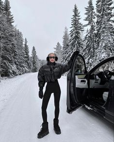 Ootd Ski, Style Black Puffer Jacket, Winter Pictures Instagram, Cute Winter Outfits For Snow, Trendy Ski Outfits, Snow Pictures Instagram, Puffer Jacket Street Style, Snow Winter Outfits, Snow Outfit Ideas