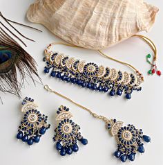 Blue Indian necklace set with earrings and mangtikka. Blue Jewellery Set Indian, Blue Indian Jewelry Sets, Blue Dress Gold Accessories, Blue Indian Jewelry, Blue Necklace Set, Blue Jewelry Set, Indian Bridal Jewelry, Hindu Ceremony, Necklace Set With Earrings