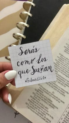 someone holding up a note that says, seias como los que sue susan v salmas 12 - 11