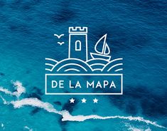 the logo for de la mapa is shown in white on a blue water background