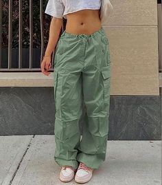 Style Salopette, Loose Overalls, Sweatpants Streetwear, Cargo Pants Streetwear, Overalls Fashion, Baggy Sweatpants, Green Street, Loose Trousers, Comfy Pants