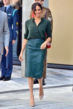 Gonna di pelle: idee, look ed abbinamenti per uno dei trend del momento Estilo Meghan Markle, Princ Harry, Meghan Markle Outfits, Cocktail Skirts, Skirt Diy, Prins Harry, Meghan Markle Style, Elizabeth Banks, Chique Outfits