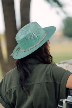 The new Topo Chico Charlie 1 Horse hat is an extremely fun way to finish off any spring or summer outfit. The light weight straw, ventilated crown and cushioned sweatband will aid in all day comfort while your at the beach or rodeo! 4" Teardrop crown3" Flat brimGrey braided leather hatband with silver toned accent studsThunderbird pattern side ventsHand Branded "C" on crown (Will Vary) Charlie 1 Horse Hat, Hat Band, Braided Leather, Pet Hair, Straw Hat, Summer Outfit, Rodeo, At The Beach, Jade