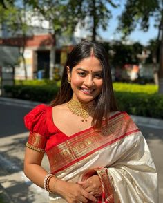 Bengali Blouse Designs Latest, Durga Pujo Look, Kanjivaram Sarees Blouses Design Back, Red Blouse Combination Saree, Kanjivaram Blouse Designs, Bengali Blouse Designs, Red Saree Blouse Design, Bengali Bride Traditional Look, Kanjivaram Saree Blouse Design