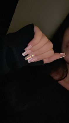 #nails #nailart Name On Acrylic Nails, Clean Baddie Nails, Selfie To Show Off Nails, Nails Latina Medium, Nails Poses Instagram, Latina Aesthetic Nails, Hijabi Nails, Nail Latina, Nail Pics Ideas