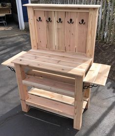 a bench made out of wooden pallets with two benches attached to the back and sides