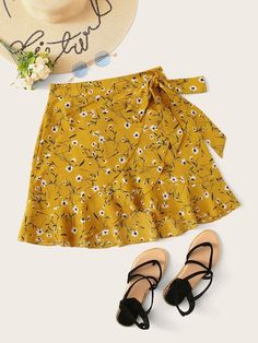 Mode Pastel, Floral Skirt Outfits, Yellow Floral Skirt, Rok Mini, Peplum Tops, Printed Pleated Skirt, Tie Skirt, Outfit Jeans, Skirt Mini