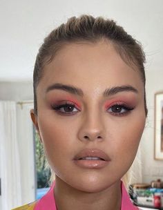 Makeup Ideas Pop Of Color, Simple But Bold Makeup, Pink Pop Of Color Makeup, Colorful Eye Makeup Beginner, Fun Eye Makeup For Brown Eyes, Fun Summer Makeup Looks, Brown Eyes Pink Eyeshadow, Colorful Makeup For Brown Eyes, Berry Eyeshadow Looks