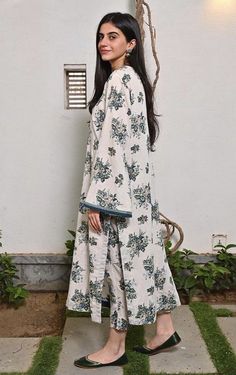 Pakistani Silk Kurti, Loose Sleeves Design Pakistani, Long Pakistani Kurtis, Pakistani Loose Suits, Long Kurtis For Women, Kurti Styles Latest Pakistani, Loose Kurta For Women, Long Shirt Design For Women Pakistani, Pakistani Printed Kurti Designs