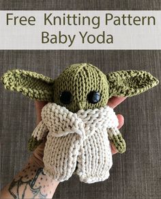 a knitted baby yoda doll with text overlay that reads, free knitting pattern baby yoda