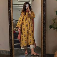 Winter Eastern Outfits, Pakistani Kurta Set, Simple Pakistani Dresses Casual, Mehndi Look, Elegant Mehndi, Trending Summer Nails, Best Winter Outfits