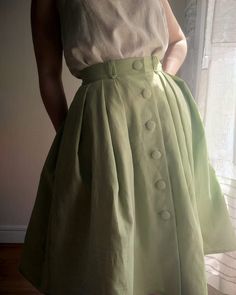 Une jolie jupe midi à gros plis très vintage. La jupe se ferme sur le devant avec des boutons recouvert dans le même tissu. Elle n'est pas doublée, et évidement, elle possède des poches ;) ! Modèle unique et fait main. Pensez à bien vous mesurez avant de commander. Les mesures peuvent varier de 1 à 2 cm. Et surtout n'oubliez pas que vous avez besoin de quelques cm en plus pour être à l'aise dans votre vêtement ;) Mensurations: Longueur : 62 cm Longueur totale: 66 cm Tour de taille: 72 cm 100 % l Cotton Full Skirt With Buttons, Knee-length Cotton Skirt With Buttons, Fitted A-line Bottoms With Buttons, Fitted Vintage Fashion Skirt For Spring, Fitted Skirt For Spring Vintage Fashion, Spring Vintage Fashion Fitted Skirt, Summer A-line Skirt With Button Closure, Vintage Midi Skirt With Pockets, Green Knee-length Skirt With Button Closure