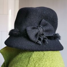 Vintage 100% Wool Women's Hat. Handmade from Poland. Good vintage condition. Used. Hat recommended for head size ~ 56-58 cm. For photo shoots, filming, cinematography. Gift for vintage lovers. 💌Item will be shipped in 1-2 days after payment will be clear. All items are very safe packed. I ship from Latvia with tracking number. Please remember to add your phone number for the European Shipping. In my experience: USA: 7-15 business days Canada: 16 business days Australia 10 business days United K Gatsby Style Wide Brim Evening Hat, Vintage Fedora One Size Fits Most, Vintage Wide Brim Felt Hat For Winter, Winter Evening Top Hat With Curved Brim, Evening Winter Top Hat With Curved Brim, Elegant Adjustable Mini Hats For Winter, Evening Gatsby Hat With Short Brim, Vintage Winter Fedora For Party, Chic Cloche Hat With Curved Brim For Church