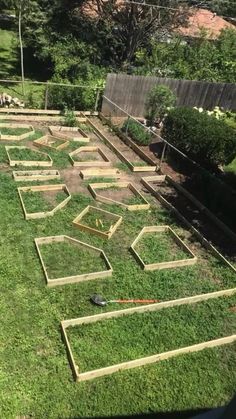 the garden is being built with wooden boards