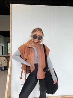 Everleigh teddy vest! Ootd Casual Chic, Vest Outfit, Winter Attire, Early Fall Outfit, Next Clothes, Causual Outfits, Athleisure Outfits, Cute Fall Outfits, Vest Fashion