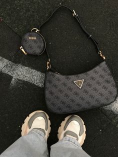 Guess Bags Aesthetic, Guess Aesthetic, Shoulder Bag Aesthetic, Shoulder Bag Outfit, Guess Shoulder Bag, Guess Brand, Trendy Purses, Guess Bag, My Style Bags