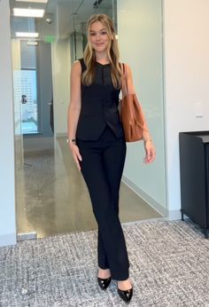 Women In Law Outfits, Boston Work Outfits, Brown Office Outfits Women, Lawyer Fits Woman, Lawyer Fits Aesthetic, Vest Professional Outfit, Flattering Work Outfits, Pa Interview Outfit, Server Outfits Restaurant Black