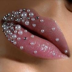 Holographic Lips, Lip Art Makeup, Rhinestone Makeup, Lipstick Art, Creative Eye Makeup, Creative Makeup Looks, Glitter Lips, Lip Designs, Lip Art