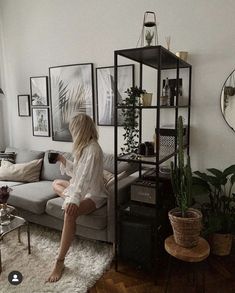 Das Wohnzimmer zu dekorieren ist ausschlaggebend für den Wohlfühlfaktor in jedem ZuhauseMan könnte sogar sagendass die richtige Dekoration beim Einrichten die Kirsche auf dem SahnehäubchenUnd... Bedroom Ideas With Small Couch, Transitional Industrial Living Room, Vittsjo Living Room, Living Room Plant Aesthetic, Alternative Apartment Aesthetic, Alternative Interior Design, Alternative Apartment Decor, Black Furniture Living Room Decor, Alternative Living Room Ideas