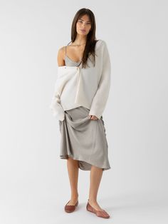 Experience modern luxury with our Sunday Oversized Cashmere Cardigan. Made from 100% cashmere, this ribbed cardigan wraps you in refined comfort and elegance. With an oversized fit, perfect for all-season layering, our cashmere cardigan is versatile enough to be dressed up or down. Due to the inherent quality of the natural fibers, you may notice slight shedding. Women's Oversized Sunday Cashmere Cardigan in Black (Size: Small) - Cozy Earth Cozy Pjs, Black Cardigan Sweater, Bamboo Pajamas, Best Pajamas, Soft Clothes, Ribbed Cardigan, Wrap Cardigan, Cashmere Cardigan, Softest Sweater