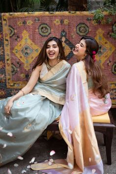 Poses On Saree, Saree Photo Ideas, Indigo Kurta, Indian Poses, Poses For Friends, Traditional Photography, Sisters Photoshoot Poses, Bff Poses, Red Lotus