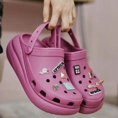 Shoe Drawing, Styling Crocs, Crocs Outfit, Platform Crocs, Crocs Fashion, Shoes Drawing, Ootd Inspo, Modern Shoes, Platform Clogs