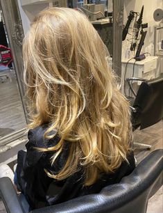 Blonde Highlights On Blonde Hair Honey, Haircuts To Volumize Hair, Long Hair With A Lot Of Layers And Curtain Bangs, Long Layered Round Haircut, Layers Hair With Highlights, Midlength Haircuts Layers, Hair With Volume And Layers, Golden Blonde Hair With Layers, Blonde Medium Hair With Layers