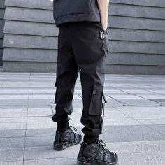 Ingrese al reino de la moda de vanguardia con los Urban Techwear Pants Functional . Diseñados para quienes viven en la intersección entre estilo y funcionalidad, estos pantalones redefinen sin esfuerzo la moda urbana.

 La esencia de la elegancia urbana

 Confeccionados con un guiño al estilo Safari , su diseño de múltiples bolsillos rinde homenaje a la estética militar táctica y al mismo tiempo atiende a la utilidad urbana. El tejido de poliéster promete durabilidad y comodidad, lo que garanti Streetwear Harem Pants With Cargo Pockets, Streetwear Full-length Harem Pants With Cargo Pockets, Streetwear Full Length Harem Pants With Cargo Pockets, Techwear Harem Pants With Pockets For Streetwear, Techwear Style Harem Pants For Streetwear With Pockets, Fitted Sweatpants With Pockets For Streetwear, Cotton Techwear Harem Pants For Streetwear, Tapered Leg Harem Pants With Cargo Pockets For Streetwear, Urban Tapered Leg Parachute Pants For Streetwear