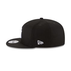 The New York Yankees Basic Black and White 9FIFTY Snapback features a black crown and visor with a white Yankees logo embroidered at the front panels and an adjustable snapback closure at the rear. Yankees Logo, All Nfl Teams, Black Crown, Columbus Blue Jackets, Black Gloves, New Era 59fifty, Oakland Athletics, New York Jets, Texas Rangers