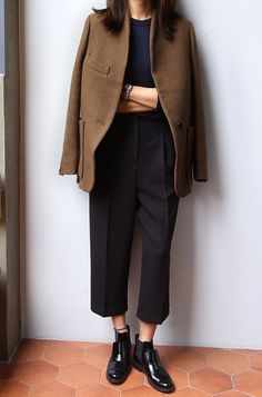 black and brown Minimal Stil, Minimalist Moda, Kitenge, 가을 패션, Fashion Mode, Work Fashion, Minimalist Outfit, Minimal Fashion