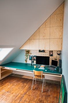 Home office, pinewood, design, dark green, wood, desk Desk Slanted Ceiling, Slanted Ceiling Office, Slanted Ceiling Ideas, Attic Office Ideas, Attic Workspace, 50s House, Attic Office, Loft Office, Brand New Home