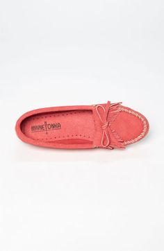 Minnetonka Driving Shoes Women, Suede Moccasins, Shoe Women, Driving Shoes, T Shirt And Jeans, Mule Flat, Shoe Style, Moccasins, Mule Shoe