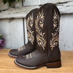 The price INCLUDES taxes and shipping to anywhere in the United States.
This is the SB-800 western boot for women, featuring an elegant choco color that serves as a background for a delicate floral embroidery on the shaft, enhanced with studs. The leather upper ensures superior quality and a comfortable fit, while the leather lining and cowhide sole provide durability and support. Made in León, Mexico, this boot combines the traditional beauty of embroidery with a modern touch, making it a uniqu Mexican Western, Western Boots For Women, Rodeo Boots, Boot For Women, Traditional Beauty, Western Boots Women, Western Boot, High Top Shoes, Boots For Women