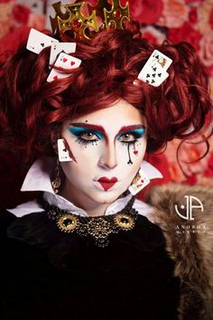 Maquillage Harry Potter, Carnaval Make-up, Queen Of Hearts Halloween Costume, Alice In Wonderland Makeup, Queen Of Hearts Halloween, Queen Of Hearts Makeup, Wonderland Makeup, Queen Of Hearts Alice, Halloween Decor Diy