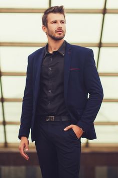 Blue suit and black shirt combo. Men's style 2018. #suitsmenstyle Dark Blue Blazer Outfit, Blue Blazer Outfit Men, Navy Blue Suit Men, Blue Blazer Outfit, Blue Blazer Men, Dark Blue Blazer, Dark Blue Suit, Dark Blue Shirt