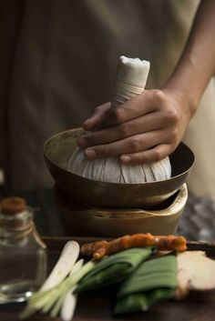 Steaming a Thai herbal compress. Self Massage, Best Spa, Spa Design, Deep Tissue Massage