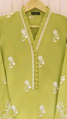 Salwar Kameez Neck Designs, Diy Lace Trim, Neck Designs For Suits, Simple Kurti Designs, Back Neck Designs, Kurta Neck Design, Fashion Sewing Tutorials, Diy Embroidery Patterns