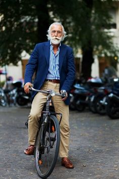 Santa's "after". Bravo. Old Man Fashion, Older Mens Fashion, Men Over 50, The Sartorialist, Older Man, Riding A Bike, White Beard, Advanced Style