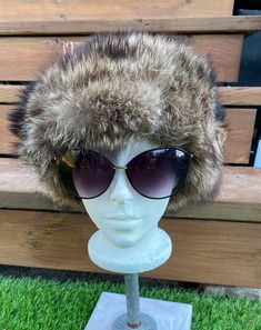 Vintage women's black fur and suede hat 21.5 inches head circumference. In perfect condition super warm for winter Suede Hat, Vintage Fur, Fur Hat, Skull Cap Beanie, Skull Cap, Head Circumference, Caps Hats, Vintage Ladies, Accessories Hats