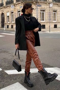 Brown Leather Pants Outfit, Leather Trousers Outfit, Black Blazer Outfit, Pijamas Women, Brown Leather Pants, Trousers Outfit, Timeless Clothing, Outfit 2020, Leather Pants Outfit