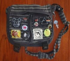 Alt Messenger Bag, Messenger Bag With Pins, Grunge Messenger Bag, Messenger Bag Aesthetic, Decorated Bags, Bag Pins, Backpack Decoration, Fashion Project, Bags Aesthetic