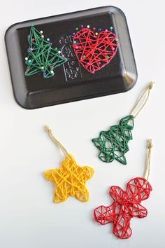 These wrapped yarn ornaments are SO PRETTY and they're so fun to make! Using yarn, glue, sewing pins and styrofoam trays you can make unique and beautiful homemade Christmas ornaments! They look beautiful on the Christmas tree and they make awesome gifts. Yarn Ornaments, Homemade Christmas Ornaments Diy, Yarns Ornaments, Diy Gifts To Make, Making Dinner, Christmas Crafts For Gifts, Christmas Ornaments Homemade, Christmas Ornament Crafts, Homemade Christmas Gifts