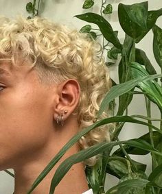 Aesthetic Male Hairstyles, Bleached Curly Hair Men, Blonde Curly Hair Men, Bleached Mullet, Curly Mullet Men, Bleached Curly Hair, Afro Mullet, Male Hairstyles