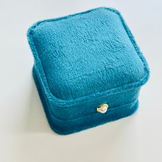 This beautiful velvet earring gift box comes in two stunning colors, peacock blue and grass green, and serves as a perfect jewelry case. The box features an elegant pearl adornment. The luxurious velvet material adds a touch of elegance to any gift, making it an ideal choice for special occasions. Keep your precious earrings safe and secure with this stylish and functional gift box. The box can only be purchased when ordering other jewelry product. Dimensions: 6.5cm*6.5cm*4.9cm Weight: 60g Mater Elegant Jewelry Storage With Dust Box For Gifts, Elegant Gold Jewelry Storage With Gift Box, Elegant Jewelry Storage Box Gift, Elegant Keepsake Jewelry With Gift Box, Luxury Turquoise Brooches For Gift, Ornate Peacock Design Necklace For Gift, Elegant Peacock-colored Earrings As A Gift, Blue Jewelry Box, Elegant Handmade Peacock-colored Jewelry