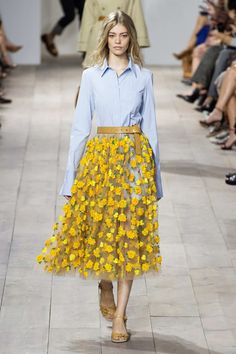 blue button up dress under midi sheer skirt Rok Tile, Paris Mode, Yellow Skirt, Michael Kors Collection, Rock Design, Mode Inspiration, Outfits Casuales, Fashion Week Spring, Moda Fashion